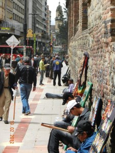 Dans le centre ville, près des églises, des vendeurs de colliers, bijoux et autres babioles