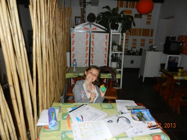 Aux amis de l'école qui en doute, Yasmina fait ses devoirs et leçons avec le plus grand sérieux...