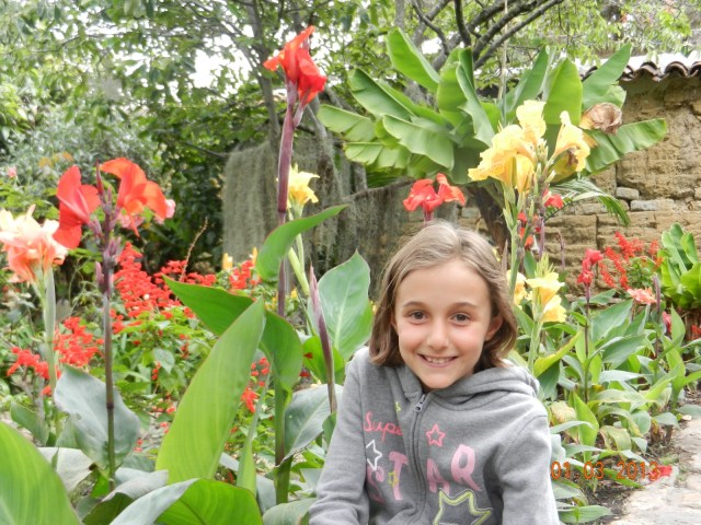 Yasmina et les omniprésentes fleurs de la Colombie