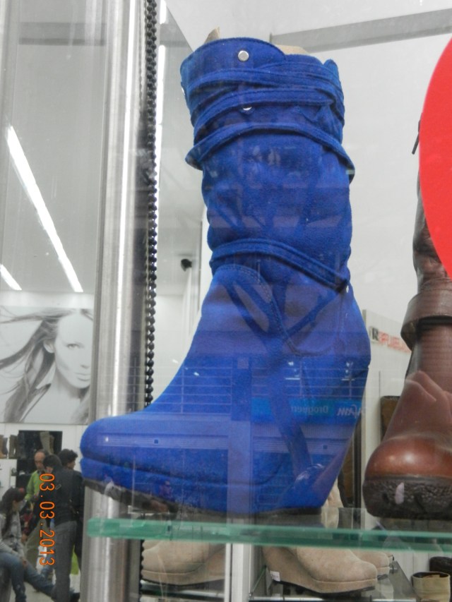 À la demande générale : un exemple des fameux souliers bleus si populaire en Colombie