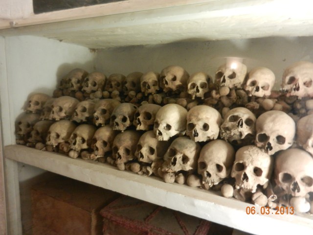 Les fameux crânes sous les églises, dans les cryptes