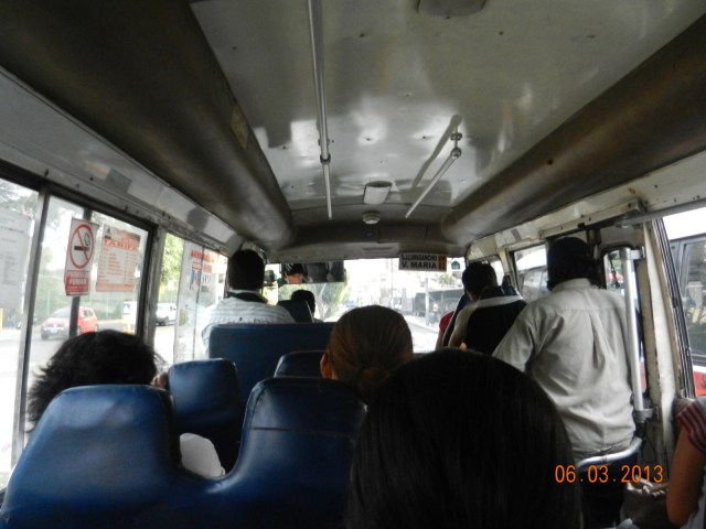 Une vue de l'intérieur des ''combis'', les petits minibus de la ville. Ça brasse pas mal !