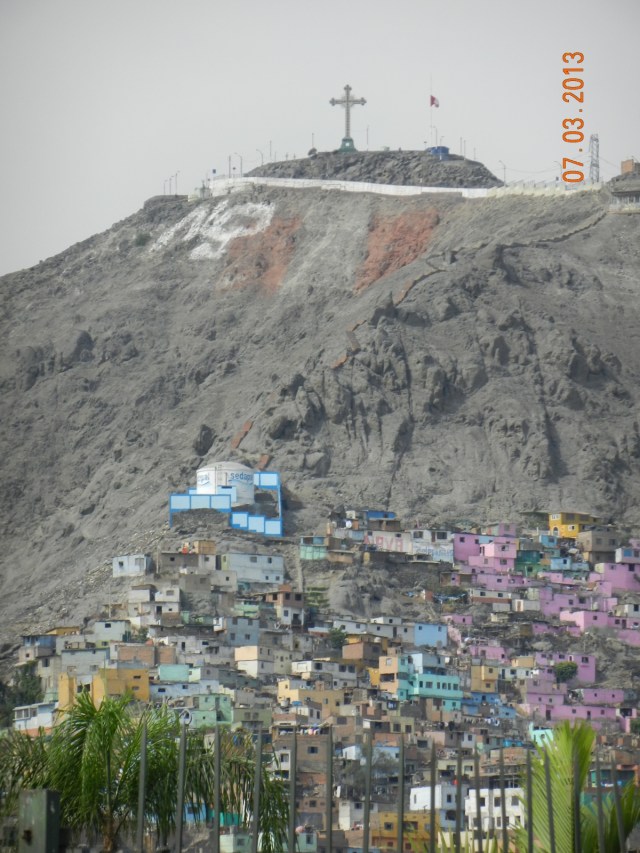 Colline en périphérie de la capitale. On peut y voir notamment un gigantesque drapeau national