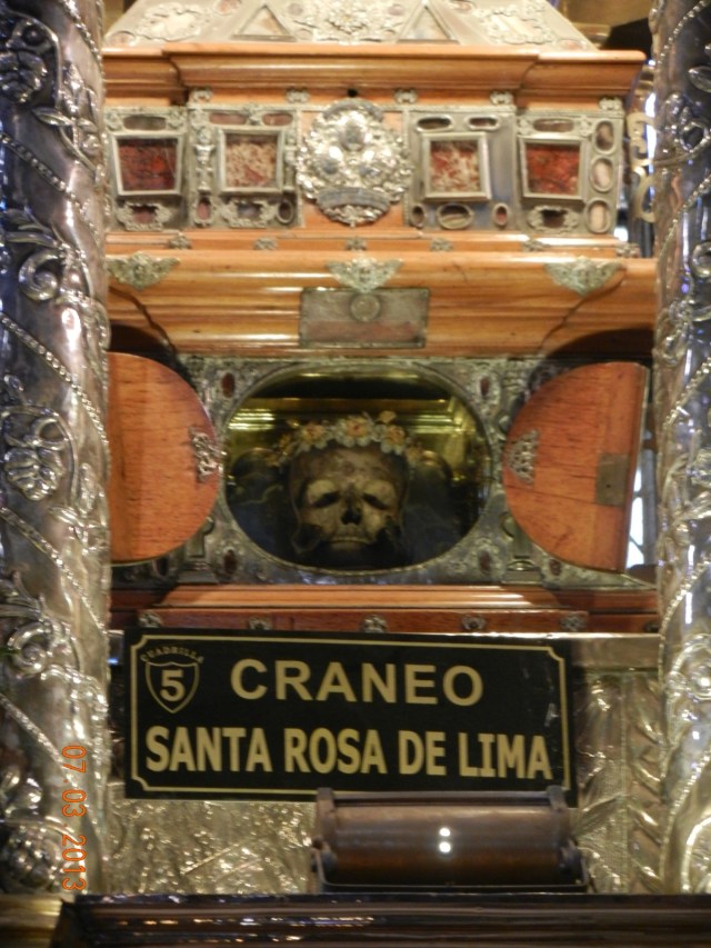 ...et voici le crâne de la Sainte...