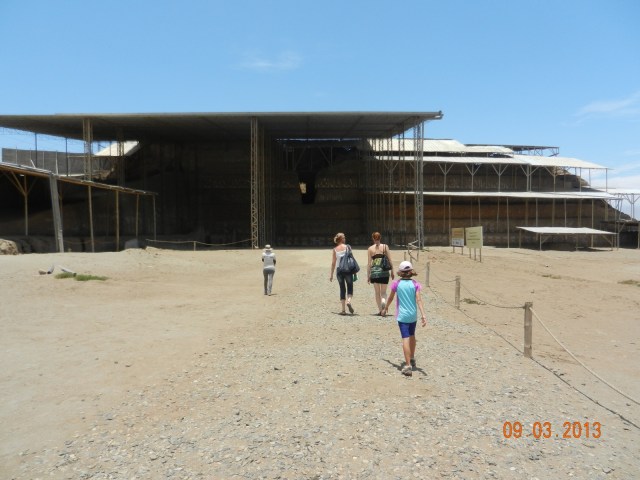 Les peintures mis à jour sont protégées par d'immenses toitures métalliques.