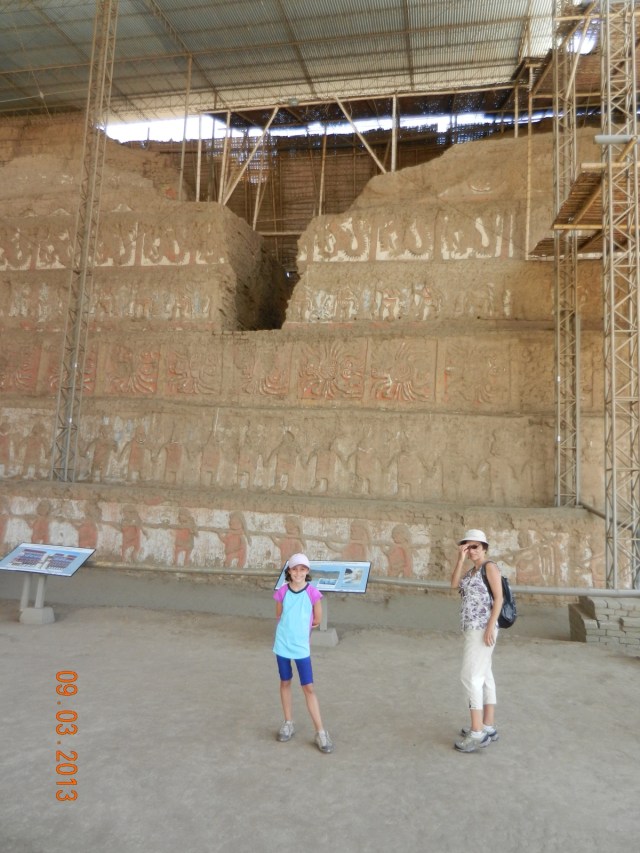 Huaca de la Lina. Observez l'immense brèche creusée dans le mur pour piller les richesses.