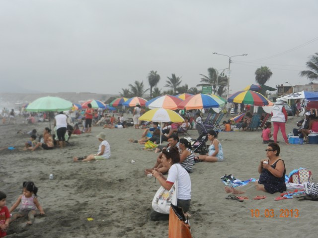 Plage de Huanchaco. Sympathique, mais trop souvent jonchée de déchets...