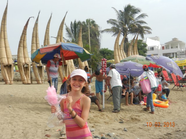 Plage de Huanchaco avec ses bateaux indigènes en arrière-fonds