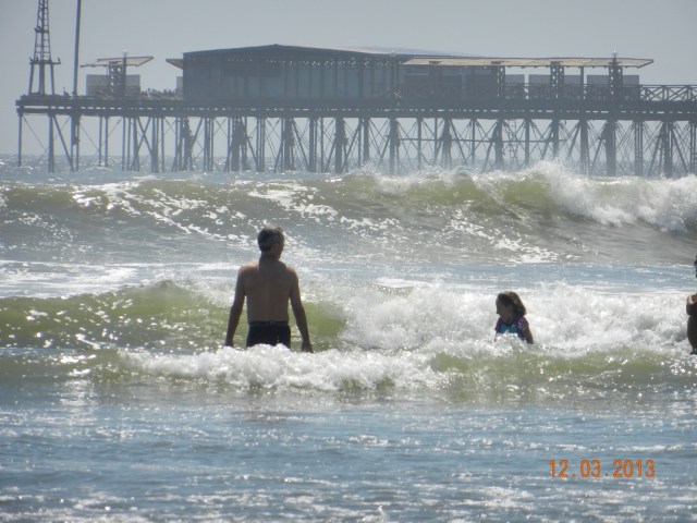 La baignade dans un océan Pacifique aux vagues fraîches et miposantes