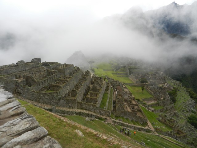 Le Machu Picchu. La journée fut nuageuse avec de la brume et de la pluie en matinée. Heureusement, cela s'est dégagé un peu en après-midi.