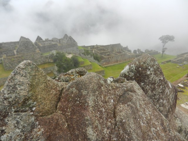 Le rocher au premier plan est uns sculpture en miniature du Machu Picchu ! Pas évident à voir quand on ne le sait pas.