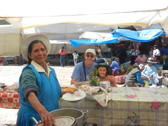 Le repas au Mercado de Pisac. La madame servait la nourriture avec les mains !!!