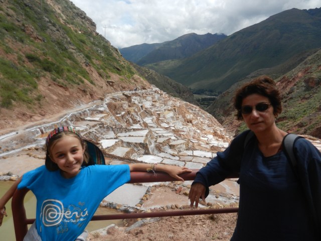 Salinas : vue d'ensemble avec 2 touristes...