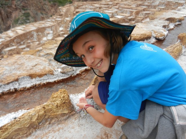 Salinas : des bassins Incas et actuels pour capter une eau riche en sel. Site mystérieux et superbe. ou Yasmina a fait des provisions de sel !