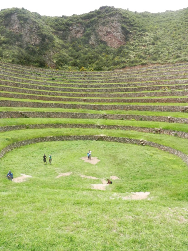 Le site Incas de Moray. Un trou immense creusé de sillons pour faire des tests agricoles. Impressionnant.