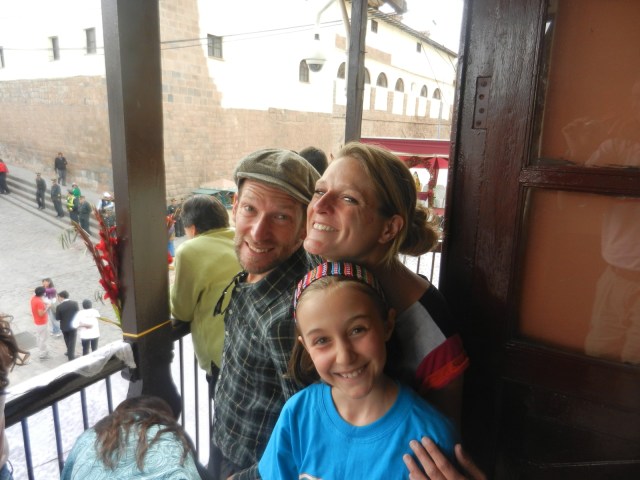 Nos amis allemands, Dominik & Steffi venus nous rejoindre sur ''notre'' balcon pour observer à la procession ! On a eu beaucoup de plaisir.