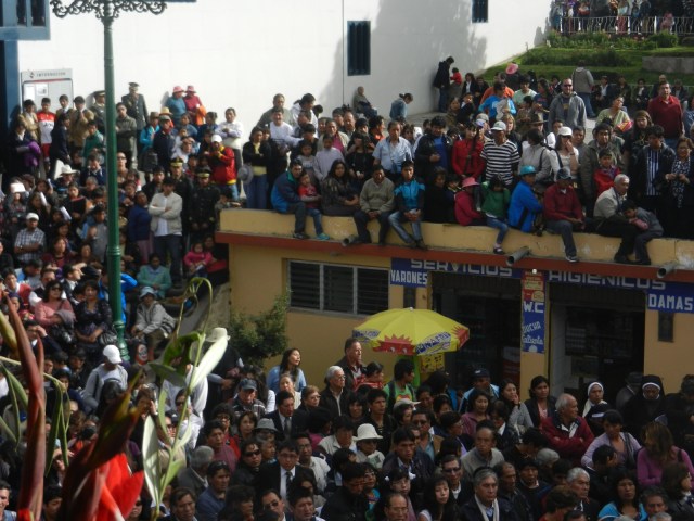 La procession : vue du coté opposé de la rue