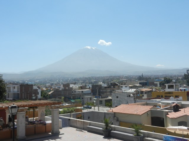 Vue de la ville d'Arequipa avec l'un de ses volcans en arrière-plan.