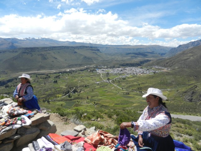 Les vendeuses de souvenirs étaient partout, même au bord des précipices...