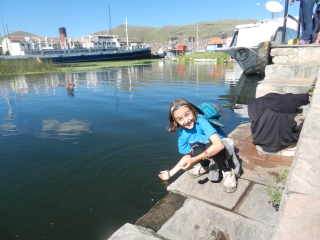 Yasmina met enfin la main dans le lac Titicaca.