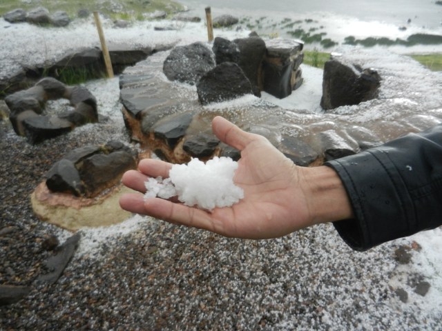 Une petite idée de la grêle qui est tombée... On se croyait presque au Québec !....