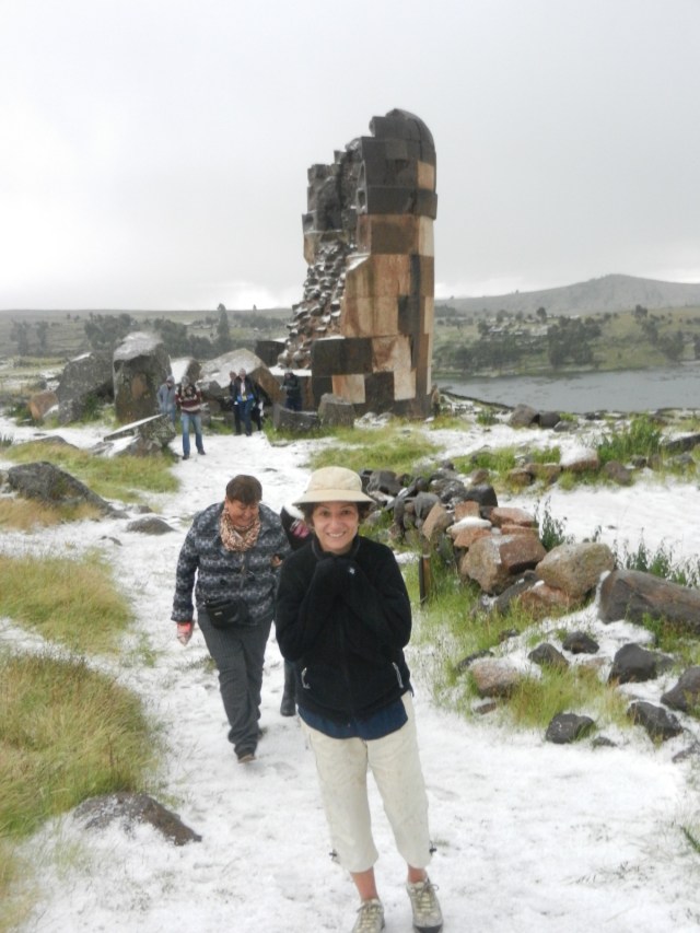 Ce n'est pas une blague, Une tempête de grêle importante a "ruiné" notre visite des tombes de Sullanstani, pas loin de Puno.