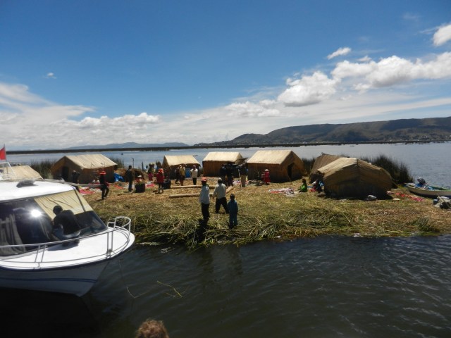 Une des fameuses Iles flottantes d'Uros.