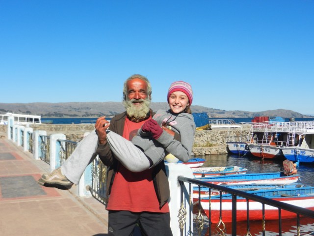 Ce monsieur qui tient Yasmina s'est avéré un compagnon de voyage fascinant et très drôle. Il a maché environ 3 tonnes de feuilles de coca en 2 jours !