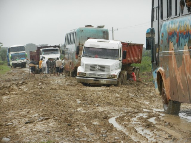 4h30 de route infernale pour se rendre vers le lieu d"embarquement. En chemin, 2 poids lourds immobilisés dans la gadoue.