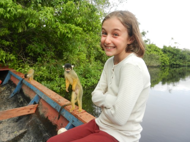 Les petis singes capucins ne se gênent pas pour envahir la pirogue et venir chaparder de la nourriture.