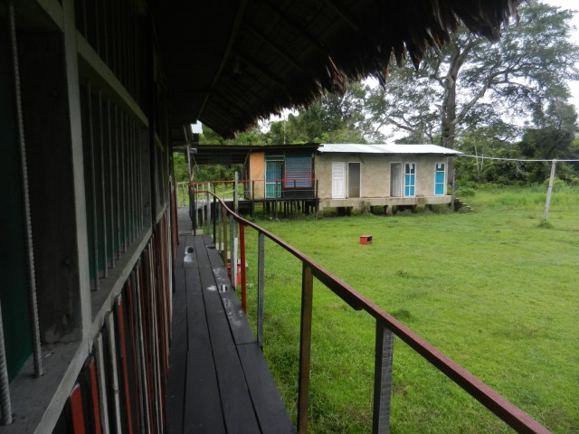 La fameuse toilette est au bout de la passerelle !