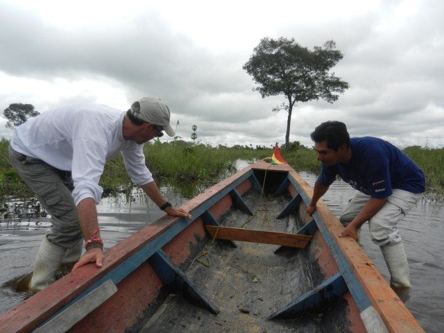 Coup de main à notre guide en eau peu profonde.
