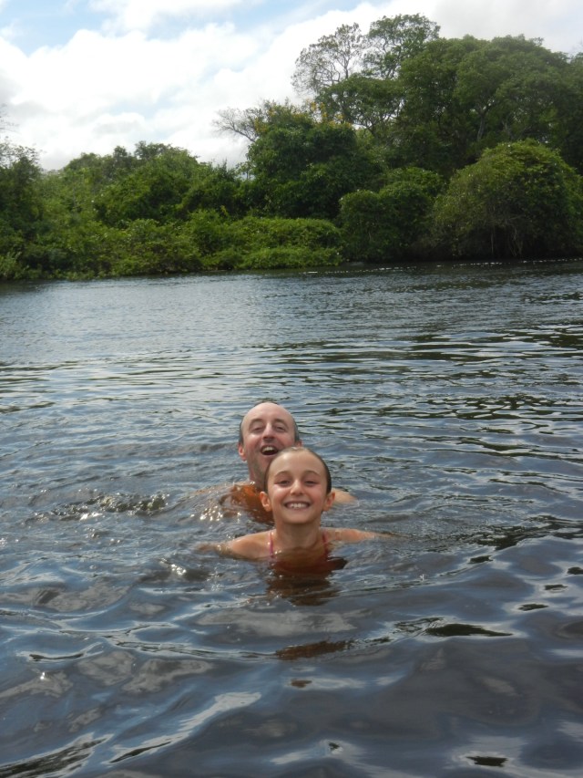 Une bonne baignade avec  les piranhas, caïmans et dauphins d'eau douce !