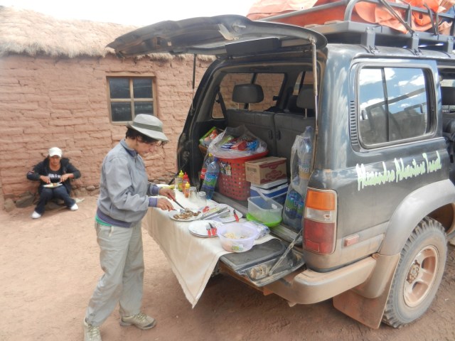 Petit déjeuner typique de voyage en 4X4.